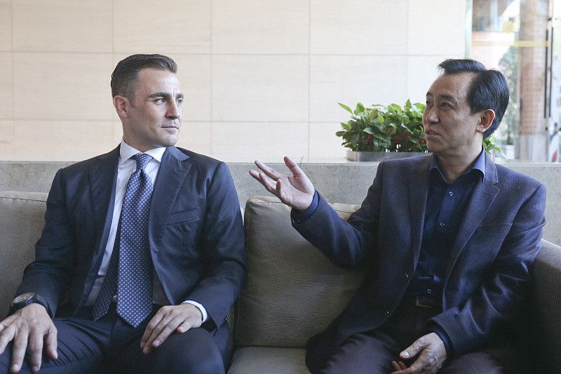 巴萨优先选择一位在中场覆盖面广的防守中场，以释放德容和京多安的组织和进攻属性。
